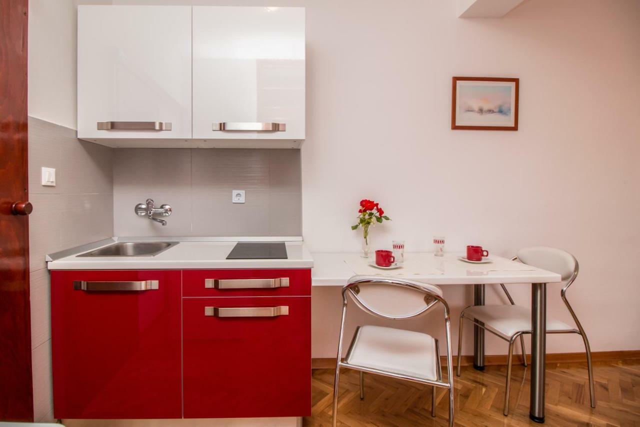 Apartments Mila ロヴィニ エクステリア 写真