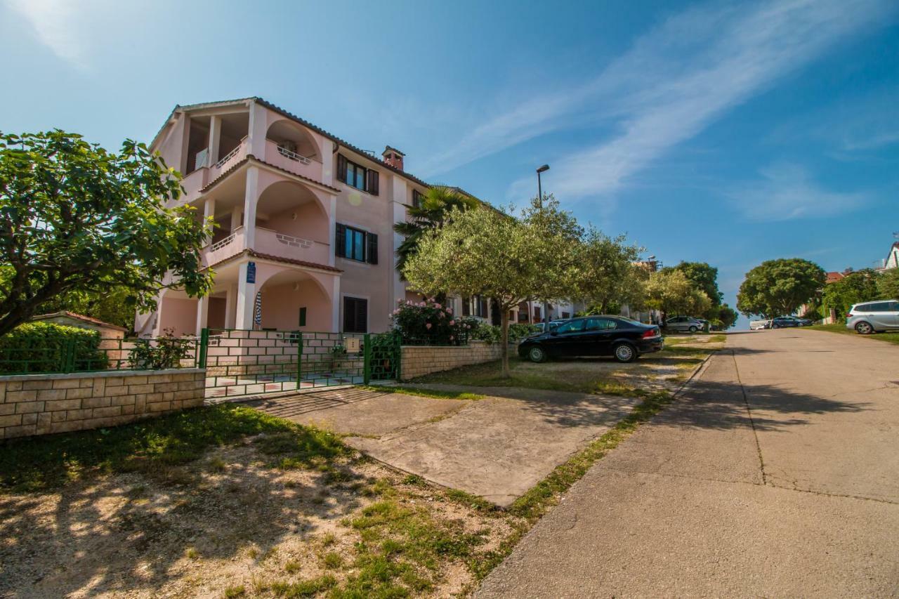 Apartments Mila ロヴィニ エクステリア 写真