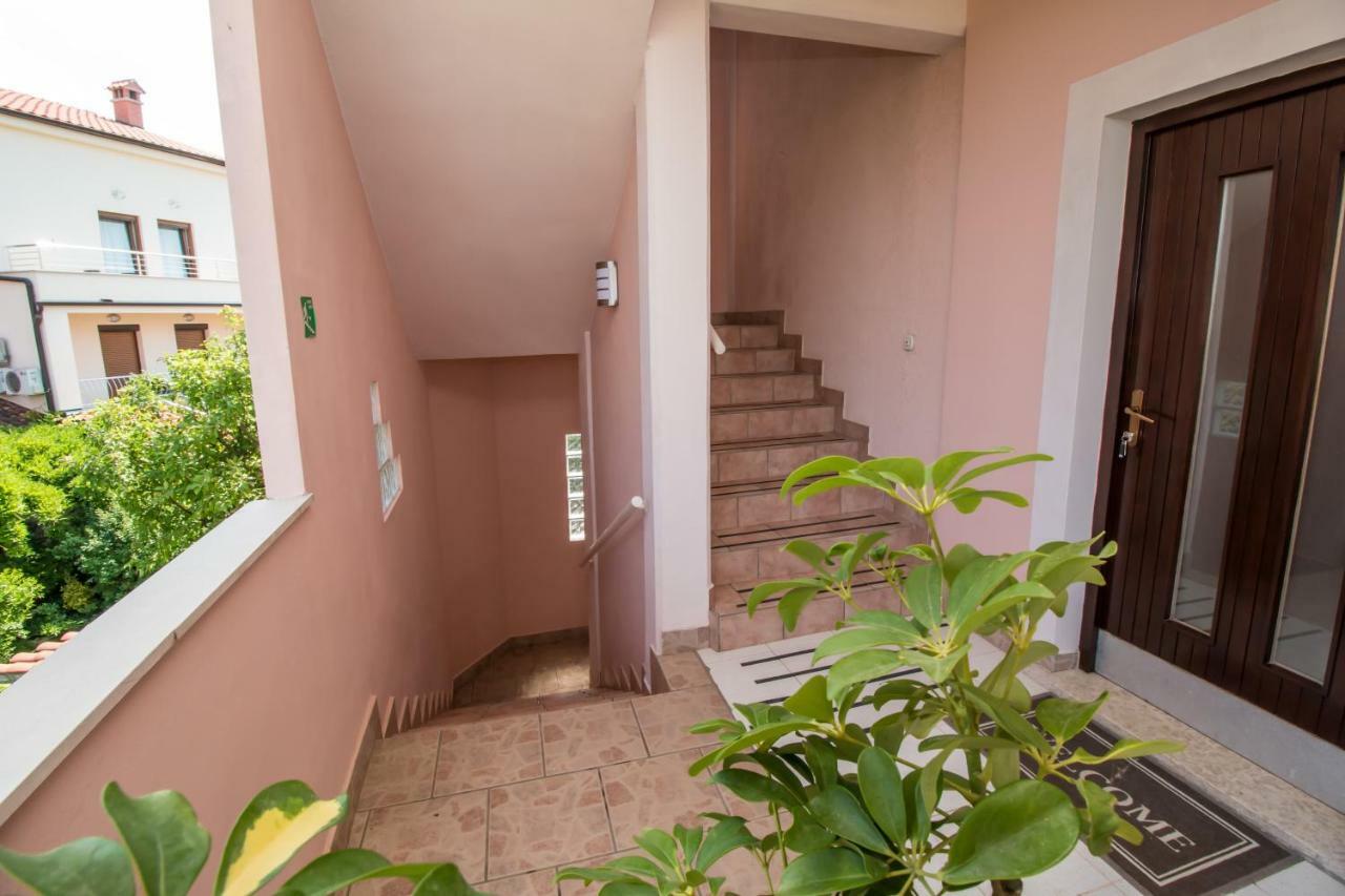 Apartments Mila ロヴィニ エクステリア 写真